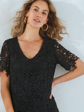 DYNAMITE BLACK LACE TOP SIZE SMALL